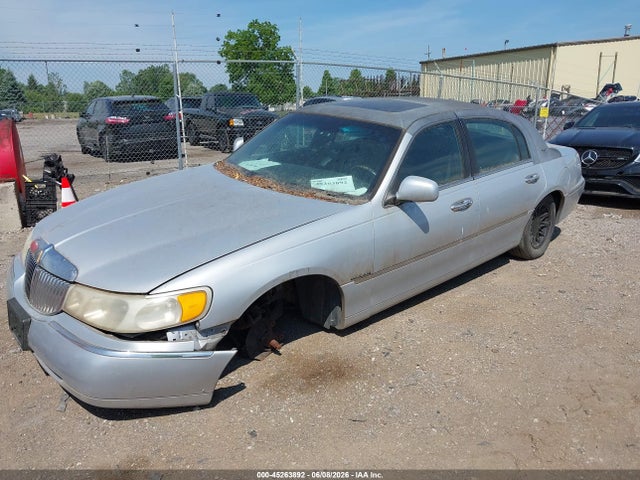 1998 Lincoln Town Car Signature მანქანა იყიდება აუქციონზე, vin: 1LNFM82W1WY656499, აუქციონის ნომერი: 45263892
