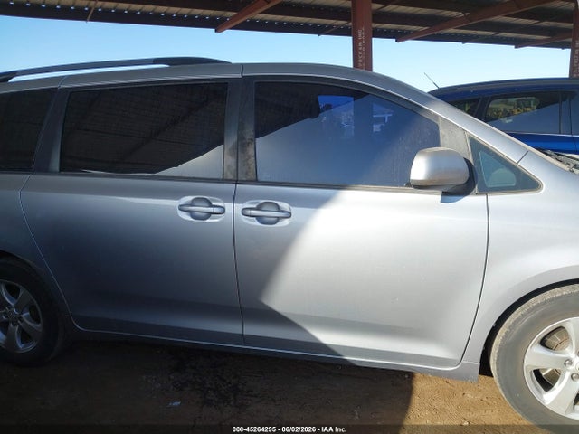 45264295 :رقم المزاد ، 5TDKK3DC5ES447582 vin ، 2014 Toyota Sienna Le V6 8 Passenger مزاد بيع