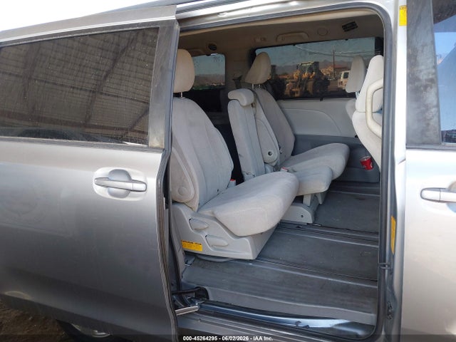 45264295 :رقم المزاد ، 5TDKK3DC5ES447582 vin ، 2014 Toyota Sienna Le V6 8 Passenger مزاد بيع