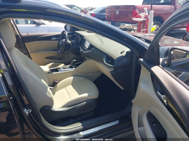 45264603 :رقم المزاد ، W04GV8SXXJ1089817 vin ، 2018 Buick Regal Tourx Essence مزاد بيع