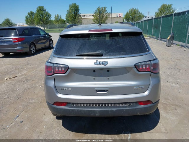 45264681 :رقم المزاد ، 3C4NJDBB4JT270961 vin ، 2018 Jeep Compass Latitude 4x4 مزاد بيع