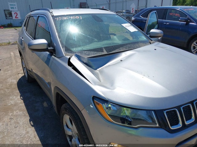45264681 :رقم المزاد ، 3C4NJDBB4JT270961 vin ، 2018 Jeep Compass Latitude 4x4 مزاد بيع