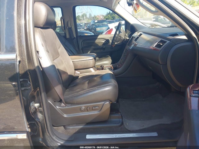 45268179 :رقم المزاد ، 1GYS4CEFXBR357822 vin ، 2011 Cadillac Escalade Premium مزاد بيع