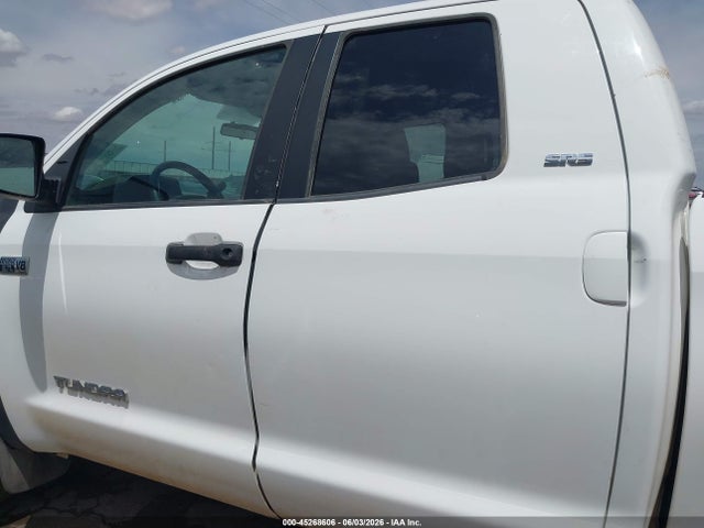 45268606 :رقم المزاد ، 5TFUW5F10HX668543 vin ، 2017 Toyota Tundra Sr5 5.7l V8 مزاد بيع