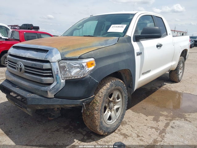 45268606 :رقم المزاد ، 5TFUW5F10HX668543 vin ، 2017 Toyota Tundra Sr5 5.7l V8 مزاد بيع