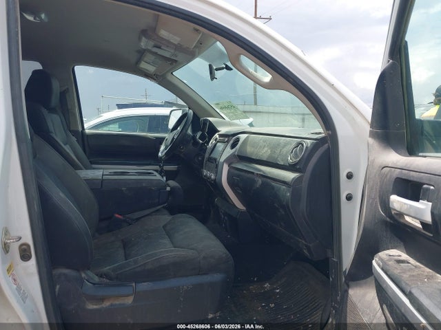 45268606 :رقم المزاد ، 5TFUW5F10HX668543 vin ، 2017 Toyota Tundra Sr5 5.7l V8 مزاد بيع