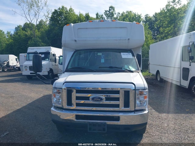 45270719 :رقم المزاد ، 1FDEE3FS0HDC12799 vin ، 2017 Ford E-350 Cutaway مزاد بيع