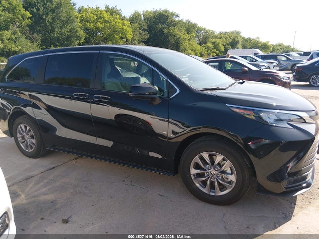 Toyota SIENNA LE 2026 5TDKRKEC5TS312619 Image 13