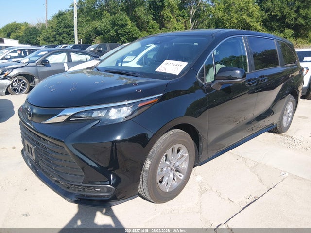 Toyota SIENNA LE 2026 5TDKRKEC5TS312619 Image 2