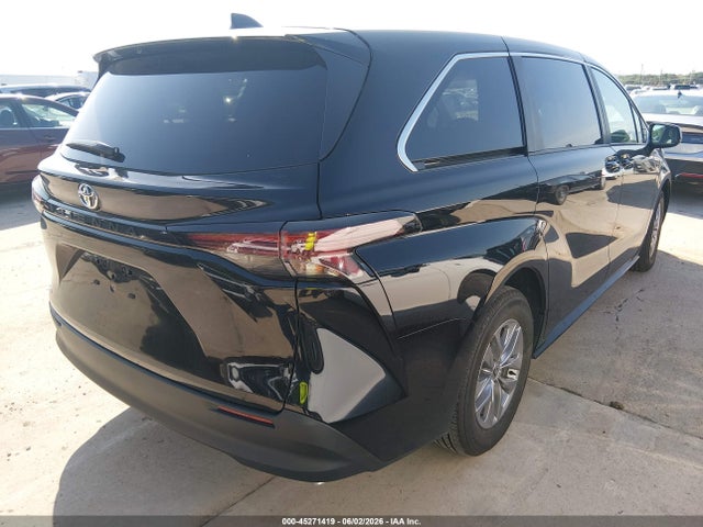 Toyota SIENNA LE 2026 5TDKRKEC5TS312619 Image 4