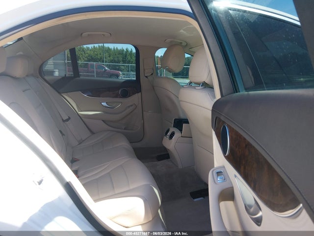 2015 Mercedes-benz C 300 Luxury 4matic მანქანა იყიდება აუქციონზე, vin: 55SWF4KB0FU015170, აუქციონის ნომერი: 45271667