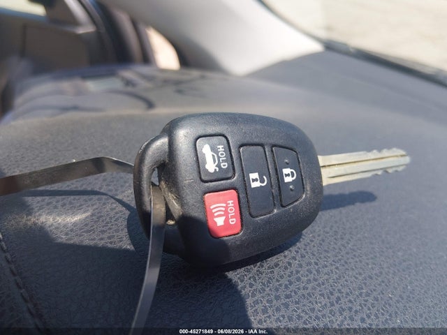 45271849 :رقم المزاد ، 2T1BURHE1JC017446 vin ، 2018 Toyota Corolla Le مزاد بيع