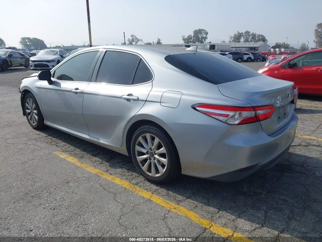 45273918 :رقم المزاد ، 4T1B11HK6KU729967 vin ، 2019 Toyota Camry Le مزاد بيع