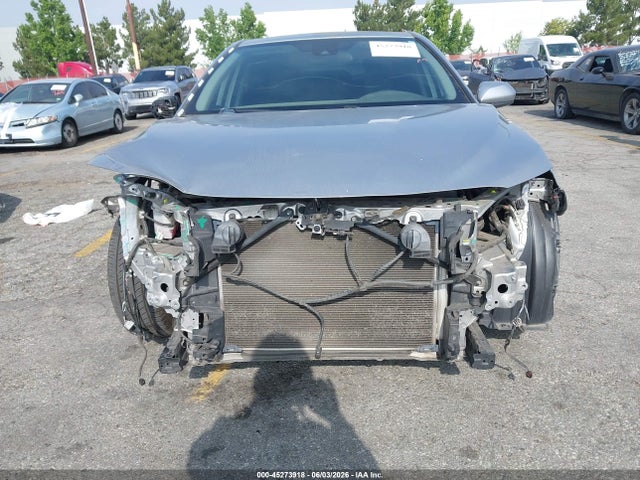 45273918 :رقم المزاد ، 4T1B11HK6KU729967 vin ، 2019 Toyota Camry Le مزاد بيع