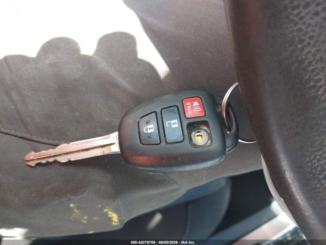 2T1BURHE6JC982951 Toyota COROLLA LE