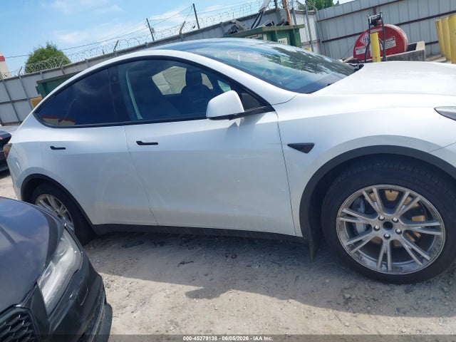 Tesla Model Y Standard Range Rear-wheel Drive 2021 5YJYGDEDXMF103015 Image 12