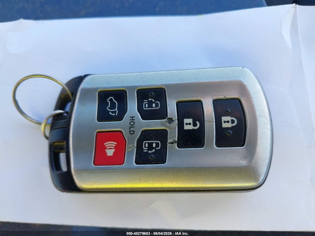 45279683 :رقم المزاد ، 5TDYK3DC8GS751163 vin ، 2016 Toyota Sienna Xle Premium 8 Passenger مزاد بيع