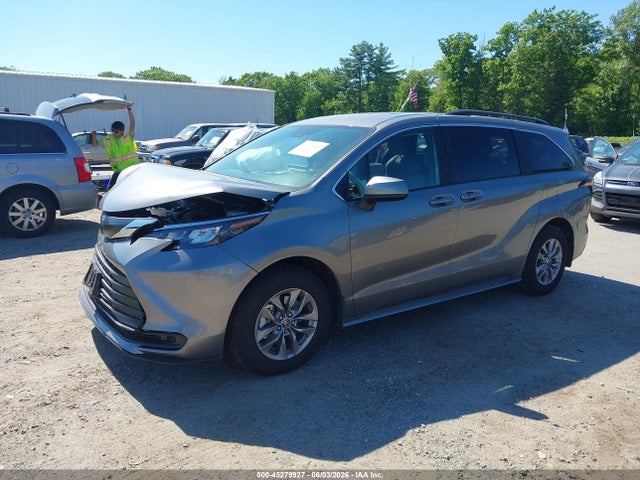 Toyota SIENNA LE 2026 5TDKSKFC3TS247143 Image 2