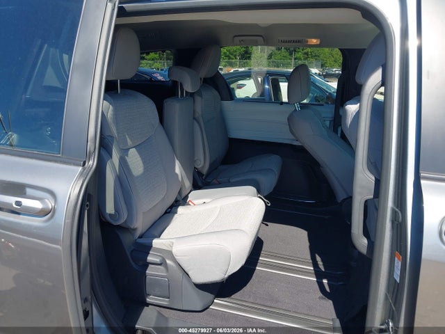 Toyota SIENNA LE 2026 5TDKSKFC3TS247143 Image 8