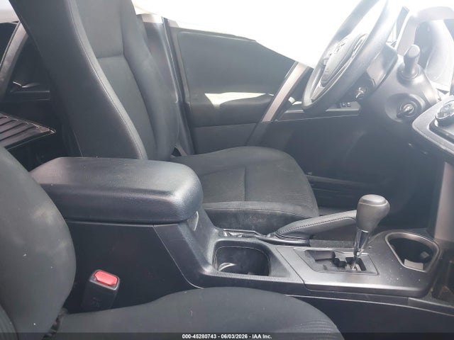Toyota RAV4 LE 2018 JTMBFREV0JJ733175 Image 5