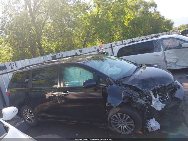 5TDYZ3DC8KS975215 Toyota Sienna Xle 8 Passenger