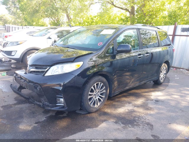5TDYZ3DC8KS975215 Toyota Sienna Xle 8 Passenger