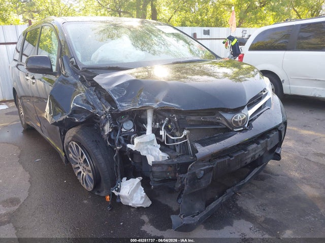 5TDYZ3DC8KS975215 Toyota Sienna Xle 8 Passenger