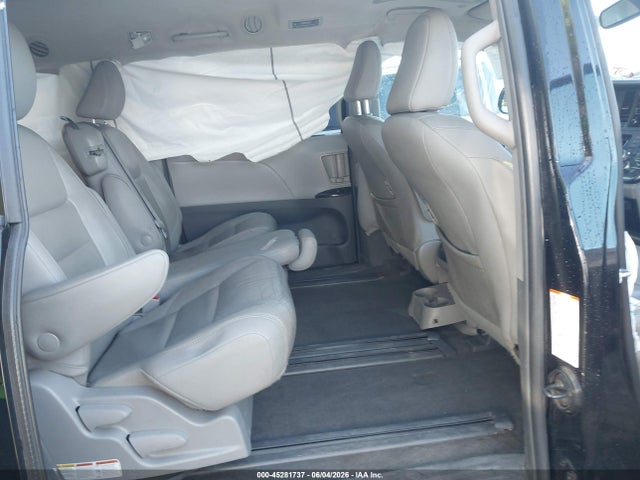 5TDYZ3DC8KS975215 Toyota Sienna Xle 8 Passenger