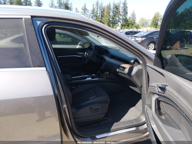 Продажа на аукционе авто 2019 Audi E-tron Premium Plus, vin: WA1LABGE5KB021273, номер лота: 45282039
