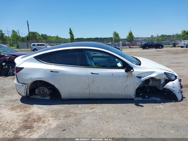 2022 Tesla Model Y Long Range Dual Motor All-wheel Drive მანქანა იყიდება აუქციონზე, vin: 7SAYGDEE4NF440065, აუქციონის ნომერი: 45282377