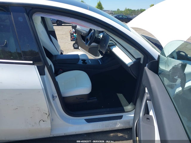 2022 Tesla Model Y Long Range Dual Motor All-wheel Drive მანქანა იყიდება აუქციონზე, vin: 7SAYGDEE4NF440065, აუქციონის ნომერი: 45282377