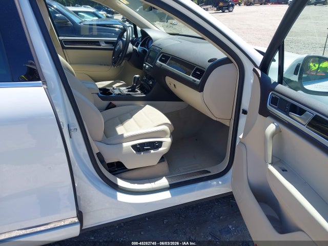 Продаж на аукціоні авто 2017 Volkswagen Touareg V6 Executive, vin: WVGGF7BP3HD006259, номер лоту: 45282745