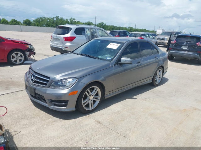 Mercedes-Benz C 250 2014 WDDGF4HB2EG210338 Image 2
