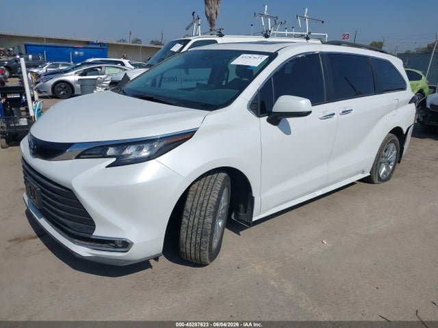 Toyota SIENNA XLE 2023 5TDJRKEC7PS165818 Image 2
