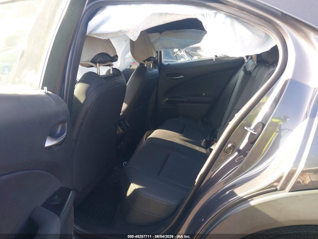 JTHX3JBH5N2045945 Lexus UX 200