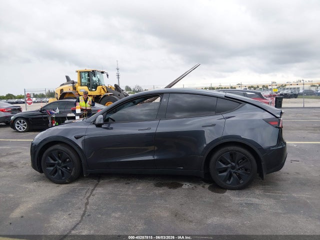 Tesla Model Y 2024 7SAYGDED5RF159714 Image 13