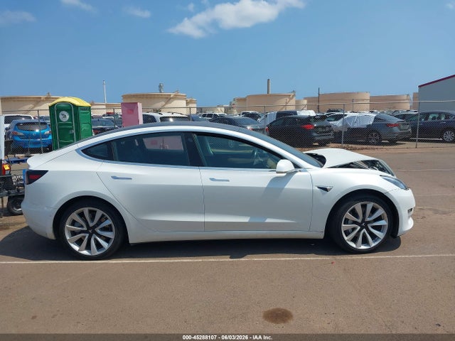 45288107 :رقم المزاد ، 5YJ3E1EA6JF126470 vin ، 2018 Tesla Model 3 Long Range/mid Range مزاد بيع