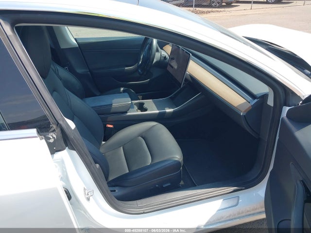 45288107 :رقم المزاد ، 5YJ3E1EA6JF126470 vin ، 2018 Tesla Model 3 Long Range/mid Range مزاد بيع