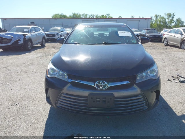 45290573 :رقم المزاد ، 4T1BF1FK1HU281277 vin ، 2017 Toyota Camry Le مزاد بيع