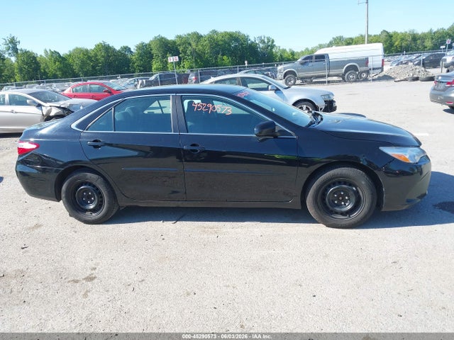 45290573 :رقم المزاد ، 4T1BF1FK1HU281277 vin ، 2017 Toyota Camry Le مزاد بيع