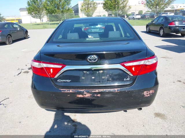 45290573 :رقم المزاد ، 4T1BF1FK1HU281277 vin ، 2017 Toyota Camry Le مزاد بيع