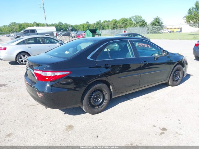 45290573 :رقم المزاد ، 4T1BF1FK1HU281277 vin ، 2017 Toyota Camry Le مزاد بيع
