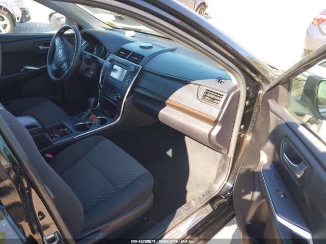 45290573 :رقم المزاد ، 4T1BF1FK1HU281277 vin ، 2017 Toyota Camry Le مزاد بيع