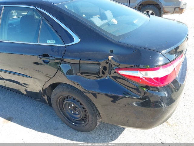 45290573 :رقم المزاد ، 4T1BF1FK1HU281277 vin ، 2017 Toyota Camry Le مزاد بيع