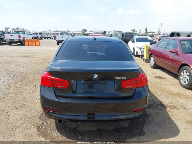 BMW 320i 2018 WBA8A9C5XJAH12667 Image 16
