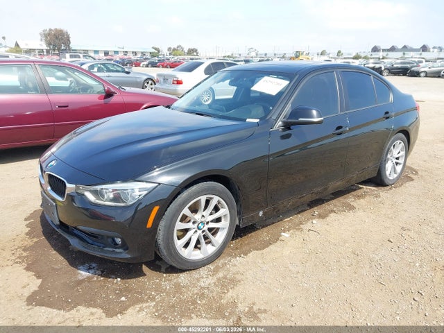 BMW 320i 2018 WBA8A9C5XJAH12667 Image 2