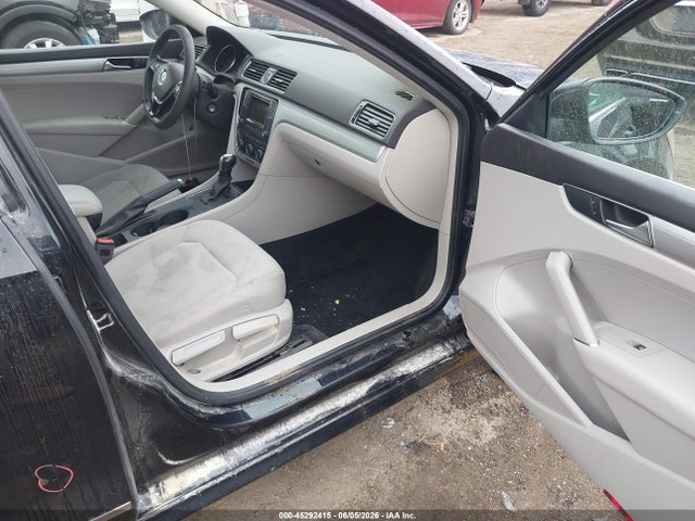 2017 Volkswagen Passat 1.8t S მანქანა იყიდება აუქციონზე, vin: 1VWAT7A36HC049322, აუქციონის ნომერი: 45292415
