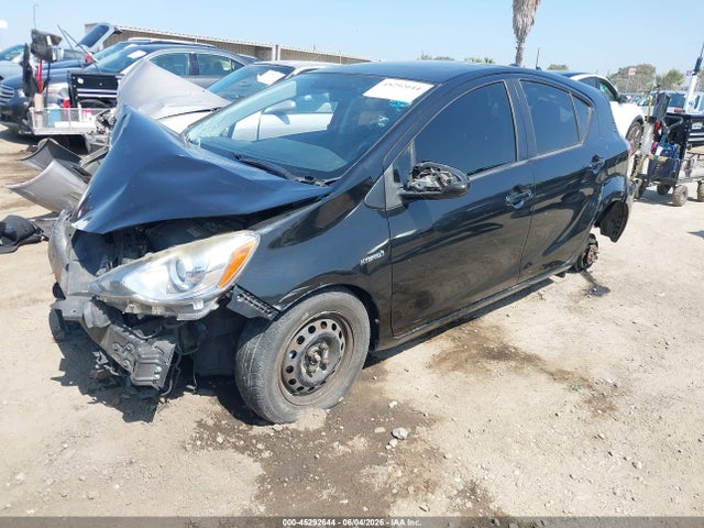 Toyota Prius C Four 2015 JTDKDTB33F1113613 Image 2