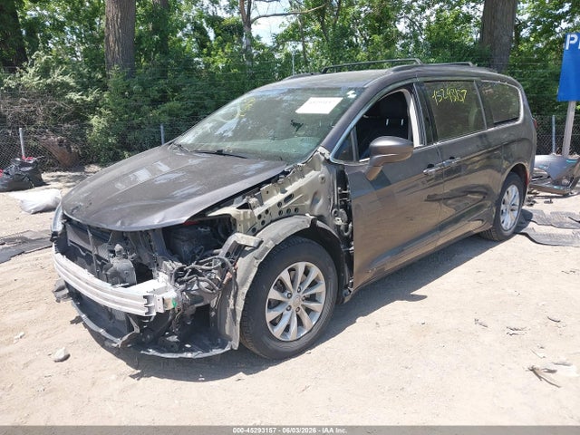 Продажа на аукционе авто 2017 Chrysler Pacifica Touring-l, vin: 2C4RC1BG0HR540142, номер лота: 45293157