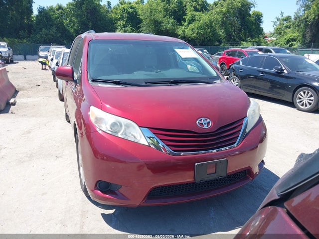 45293383 :رقم المزاد ، 5TDKZ3DC2HS855148 vin ، 2017 Toyota Sienna Le 8 Passenger مزاد بيع